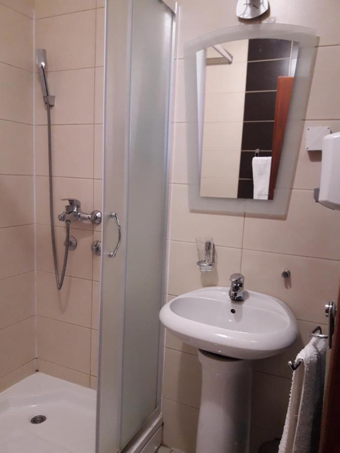 Hotel Prenociste Konstantin 2008 à Ni Extérieur photo